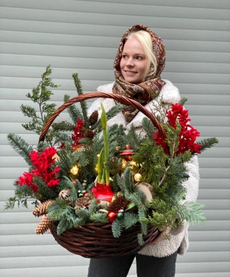 Новогодняя композиция в корзине "Сказочный лес"