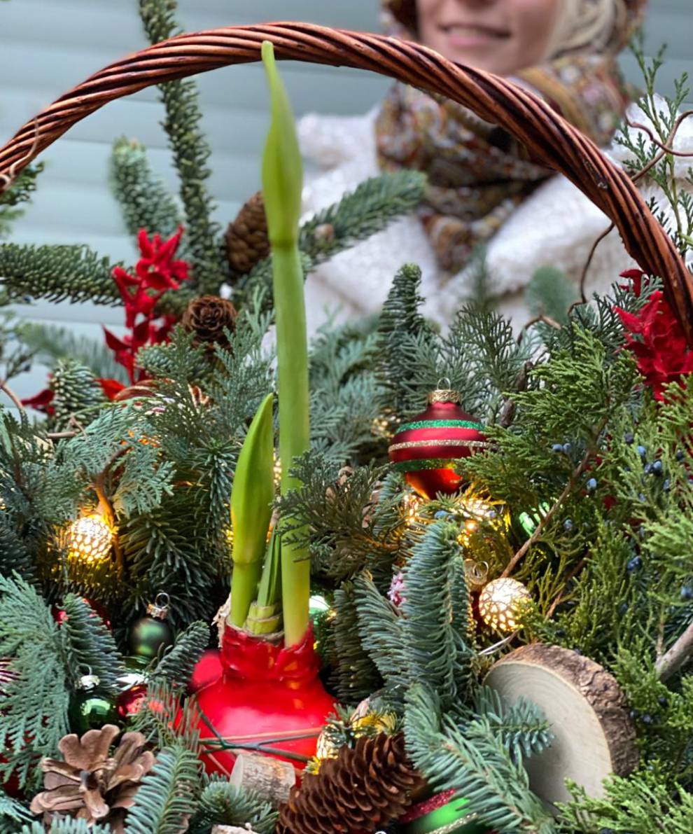 Новогодняя композиция в корзине "Сказочный лес"