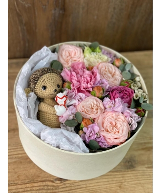 Шляпная коробка с цветами и игрушкой №1090